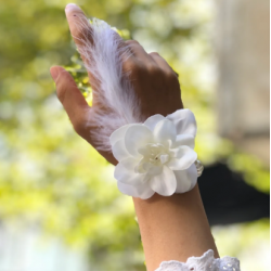Bride to be Nedime Gelin Bilekliği Tüy ve İnci Boncuk Detaylı Beyaz Renkli Bekarlığa Veda Partisi Bilekliği 10 Adet